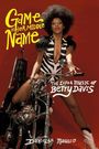 „Game is her Middle Name“, „The Life & Music of Betty Davis“. Frau auf Motorrad, auffällige Kleidung.