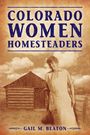 "Colorado Women Homesteaders" von Gail M. Beaton. Eine Frau steht vor einer Holzhütte in ländlicher Umgebung.