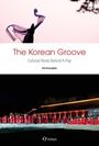 "The Korean Groove: Cultural Roots Behind K-Pop", Kim Kwanghee, Menschen in roten Gewändern vor traditioneller Architektur.