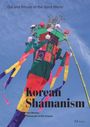 Text: "Gut and Rituals of the Spirit World. Korean Shamanism. Park Weomoo. Photographs by Kim Sangsoo." 

Buntes koreanisches Ritualobjekt mit Bändern, in den Himmel ragend.