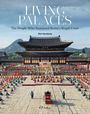 Texte: "LIVING PALACES", "The People Who Sustained Korea's Royal Court", "Kim Hyunjung". Darstellung eines Palasts mit Menschen in traditionellen Gewändern.