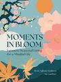 „Moments in Bloom: Japanese Seasonal Living for a Mindful Life“. Grafik mit Blumen, Blättern und einem Sonnenmotiv.