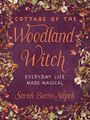 "Cottage of the Woodland Witch. Everyday Life Made Magical. Sarah Burns-Napoli." Blumenrahmen auf violettem Hintergrund.