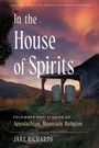 Text: "In the House of Spirits", "Folkways and Stories of Appalachian Mountain Religion", "Jake Richards". 

Landschaft mit Hügeln und einer Scheune.