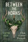 "BETWEEN THE HORNS", "ELWYNN GREEN", "A Book of Liminal Witchcraft". Geweihte Schädelsilhouette mit Schlange.