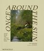 "ONCE AROUND THE SUN" und "Seasonal Rituals, Food, and Stories from a House Upstate". Frau im Garten, umgeben von Bäumen.