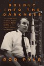 "BOLDLY INTO THE DARKNESS" und "ROD PYLE" in orange. Person in Anzug, Rakete im Hintergrund.