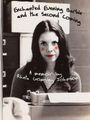 „Enchanted Evening Barbie and the Second Coming“ und „A memoir by Rheta Grimsley Johnson“. Schwarz-weiß Foto von Frau mit Schreibmaschine.