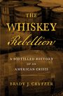 "The Whiskey Rebellion: A Distilled History of an American Crisis" von Brady J. Crytzer. Holzfässer im Hintergrund.