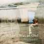 "While I Was an Owl" und "GraySea Iris" überlagern sanfte Wellen am Strand und eine Person im Wasser.