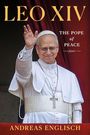 "LEO XIV, THE POPE OF PEACE, ANDREAS ENGLISCH." Ein lächelnder Mann im Papstgewand winkt vor rotem Hintergrund.