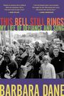 „THIS BELL STILL RINGS: MY LIFE OF DEFIANCE AND SONG“. Zitate von Bob Dylan und Linda Ronstadt. Protestszene, Frau mit Gitarre.