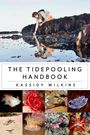 "The Tidepooling Handbook: Kassidy Wilkins." Eine Person kniet über einem Gezeitenbecken. Darunter diverse Meeresorganismen.