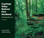 „Cuyahoga Valley National Park Handbook“ von Carolyn V. Platt. Grüne Waldlandschaft mit einem Pfad.