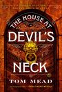 „The House at Devil’s Neck“ von Tom Mead. Rote Tür mit goldenem Teufelskopf-Klopfer. Mysteriöser Flair.