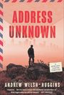 "ADDRESS UNKNOWN" steht in Großbuchstaben zentral. Mensch auf Felsen blickt auf verschwommene Stadt, Briefmarken- und Umschlagdesign.