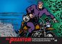 "The Phantom" und weitere Autorenangaben unten. Illustration: Mann in Lila-Anzug fährt Motorrad mit Wolf hindurch Wald.