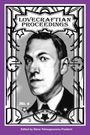 "LOVECRAFTIAN PROCEEDINGS No. 6" oben, darunter ein Porträt eines Mannes in Schwarz-Weiß. Umrandet von geometrischen Mustern.