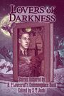 Text: "LOVERS OF DARKNESS" und "Stories Inspired by H. P. Lovecraft's Commonplace Book. Edited by S. T. Joshi." 

Illustration: Ein Buch mit einem Porträt, Mond, Häuser und einem geflügelten Wesen.