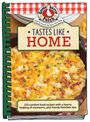"TASTES LIKE HOME" steht groß auf dem Cover. Darunter eine Pfanne mit einem goldbraunen Auflaufgericht.