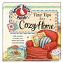 Logo „Gooseberry Patch“. Text: „Tiny Tips for a Cozy Home“. Illustration einer gemütlichen Wohnzimmerszene.