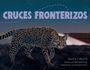 "CRUCES FRONTERIZOS" in großen Buchstaben über einem Ozelot, der durch nächtliches Gras schleicht, im Hintergrund ein Zaun.