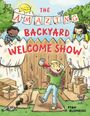 Text: "THE AMAZING BACKYARD WELCOME SHOW". Zwei Kinder mit Vorhang, ein Kind mit Megafon, Hund, Sonne, Wolken. Illustration.