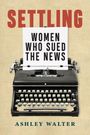 "Settling: Women Who Sued the News" von Ashley Walter auf einer Schreibmaschine abgebildet.