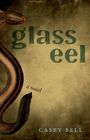„glass eel, a novel, Casey Bell“. Ein illustrativer Aal auf braunem Hintergrund schlängelt sich am Rand entlang.