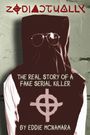 "ZODIACTUALLY. THE REAL STORY OF A FAKE SERIAL KILLER BY EDDIE MCNAMARA." Ein vermummter Mensch mit Sonnenbrille.