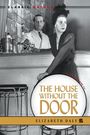 "The House Without the Door" von Elizabeth Daly. Eine Frau in einem eleganten Kleid steht an einer Bar neben einem Barkeeper.