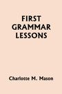 Text: "FIRST GRAMMAR LESSONS" und "Charlotte M. Mason". Der Hintergrund ist einfarbig beige.