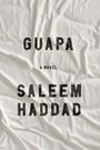 „GUAPA, A NOVEL, SALEEM HADDAD“ in großen, dunklen Buchstaben auf weißem Hintergrund mit Stofffalten.