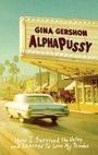Text auf einer Kino-Markise: "Gina Gershon Alphapussy". Darunter: "How I Survived the Valley and Learned to Love My Boobs". Retro-Auto.