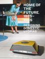 Text: "HOME OF THE FUTURE, 1925–1985 DESIGNING DOMESTIC UTOPIAS." 
Eine Frau in einem türkisfarbenen Kleid beobachtet einen gelben, futuristischen Roboter.
