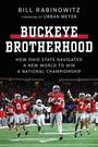 Buchcover "Buckeye Brotherhood" von Bill Rabinowitz. Ohio State Footballspieler in Rot auf dem Spielfeld.