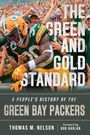 „THE GREEN AND GOLD STANDARD: A PEOPLE'S HISTORY OF THE GREEN BAY PACKERS.“ Ein Footballspieler im Trikot in Jubelpose.