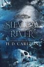 Der Text lautet: "She cut deeper than he ever could. Shallow River. USA Today Bestselling Author H. D. Carlton." Hintergrund zeigt blaue Blumen und einen Schädel.