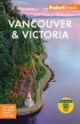 "VANCOUVER & VICTORIA", Waldküste mit einer kurvigen Straße, einem Leuchtturm und einem ruhigen Meer bei Sonnenuntergang.
