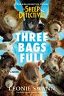 „The Sheep Detectives“, „THREE BAGS FULL“. Verschiedene Schafe blicken von oben auf einen blauen Himmel.