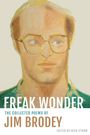 Der Text lautet: "Freak Wonder: The Collected Poems of Jim Brodey. Edited by Nick Sturm." Illustration eines Mannes mit Brille.