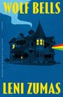 "WOLF BELLS Leni Zumas" in gelber Schrift, altes Haus mit leuchtenden Fenstern und einem regenbogenfarbenen Strahl rechts.