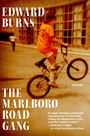 "Edward Burns, The Marlboro Road Gang, a novel." Junge in orangefarbenem Trikot fährt Fahrrad, unscharfes Stadtbild im Hintergrund.