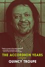 "THE ACCORDION YEARS: a memoir. QUINCY TROUPE." Ein Mann mit Dreadlocks lächelt vor einem gekachelten Hintergrund.