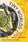 "TINY WORLDS" oben, "Foreword by Helen Whybrow" in Blau, "A FIELD GUIDE TO SMALL WONDERS", Chelsea Steinauer-Scudder unten. Naturillustration.
