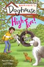 Barker's Doghouse High Five! Ein Junge gibt einem Hund ein High Five. Ein Reifen mit spielenden Hunden hängt an einem Baum.