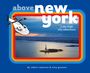 „above new york“ und „a sky-high city adventure“ in Großbuchstaben. Illustration: Hubschrauber über Skyline und Freiheitsstatue.
