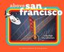 "above San Francisco" und "a sky-high city adventure" in verspielter Schrift, Golden Gate Bridge aus Vogelperspektive.