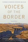 "Voices of the Border, Second Edition." Eine Landschaft mit einem Grenzzaun erstreckt sich vor einer Bergkulisse.