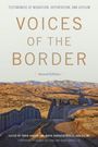"Voices of the Border. Second Edition." Wüstenlandschaft mit Grenzzaun, Berge im Hintergrund.